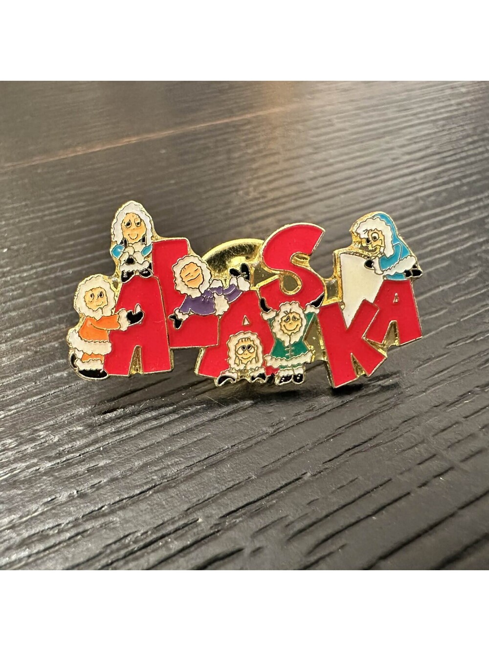 Vintage Alaska Enamel Souvenir Pin With Colorful Parka Figures Brooch EUC